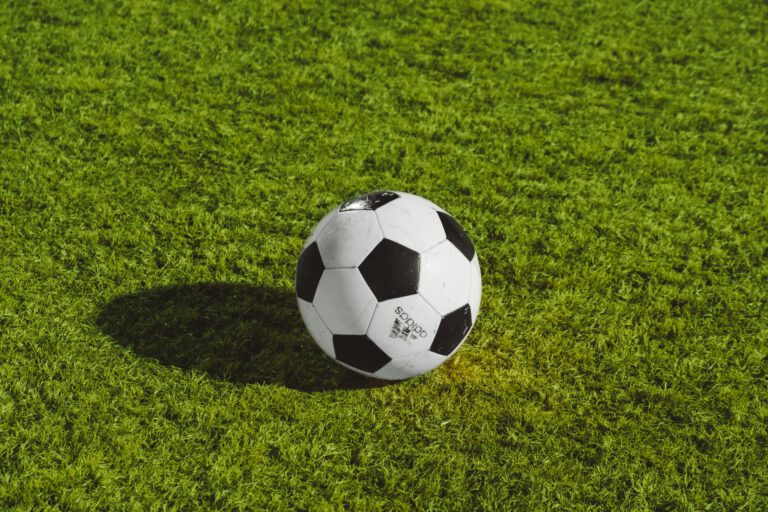 a soccer ball on a field. Vrijwilligers maken de club